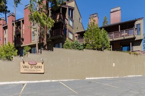 Um edifício residencial de vários andares com uma placa indicando 'VAL D'ISERE 194 Hillside Drive'.
