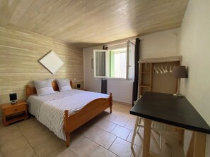 2 habitaciones, escritorio y tabla de planchar con plancha