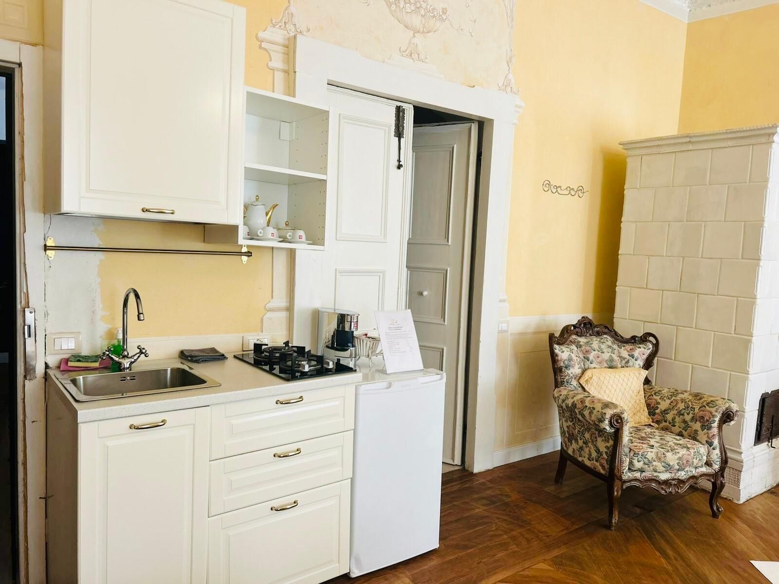 Fridge, stovetop, cookware/dishes/utensils, kitchen islands