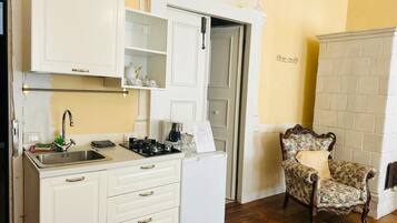 Frigorifero, piano cottura, pentole/stoviglie/utensili, isola per cucina