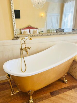 Badewanne, Haartrockner, Bidet, Handtücher