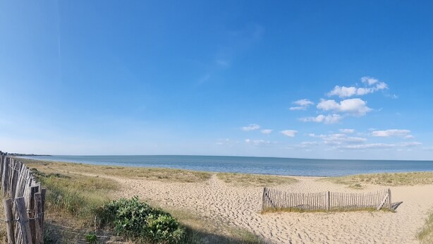 A sandy beach with a wooden fence and a clear blue sky. - OCEAN, La Maison Nakety, 3 mins from Château d'Oléron beach (Le Château-d'Oléron)