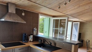 A modern kitchen with a built-in dishwasher, a stove, and a sink. - OCEAN, La Maison Nakety, 3 mins from Château d'Oléron beach (Le Château-d'Oléron)