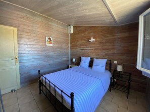 2 bedrooms, desk, iron/ironing board, travel crib - OCEAN, La Maison Nakety, 3 mins from Château d'Oléron beach (Le Château-d'Oléron)
