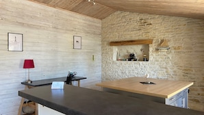 A modern kitchen with a wooden countertop, a stone wall, and a red lamp. - OCEAN, La Maison Nakety, 3 mins from Château d'Oléron beach (Le Château-d'Oléron)