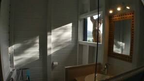 Douche, serviettes fournies, papier toilette