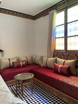 32 inci sebuah televisyen pintar dengan satelit, TV, filem berbayar