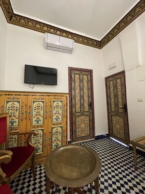 Shower, hydromassage showerhead, free toiletries, hair dryer - Riad Dar Chama fes (Fes)