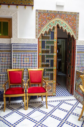 Deluxe-Doppelzimmer, 1 Schlafzimmer | Minibar, Zimmersafe, Verdunkelungsvorhänge, kostenloses WLAN