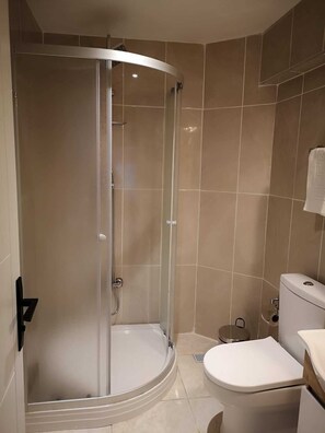 パノラミック ルーム ダブルベッド 1 台 シービュー 海側 | バスルーム | シャワー、レインフォールシャワー、バスアメニティ (無料)、ヘアドライヤー