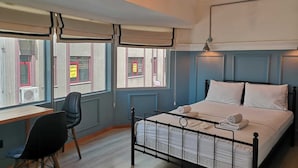 A bedroom with a bed, a desk, and a chair. - Panorama Suite (Istanbul)