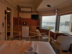 Chambre panoramique, 1 lit double, vue sur la mer, face à la mer | Literie de qualité, minibar, décor unique, ameublement unique