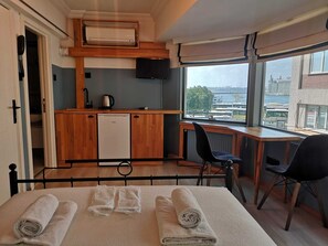 パノラミック ルーム ダブルベッド 1 台 シービュー 海側 | 高級寝具、ミニバー、客室ごとに異なる装飾、客室ごとに異なるインテリア