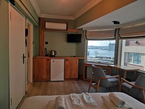 パノラミック ルーム ダブルベッド 1 台   シービュー 海側 | 高級寝具、ミニバー、客室ごとに異なる装飾、客室ごとに異なるインテリア