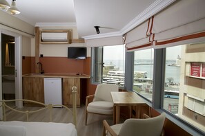 Chambre panoramique, 1 lit double, vue sur la mer, face à la mer | Literie de qualité, minibar, décor unique, ameublement unique