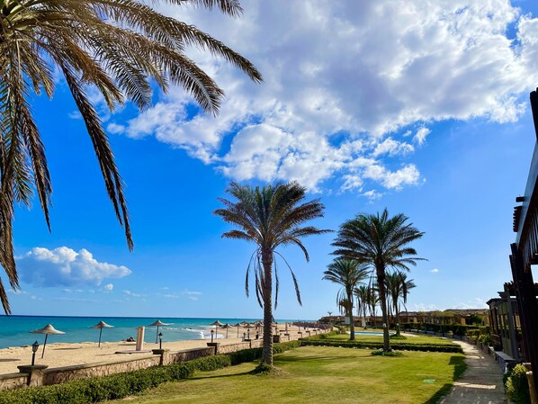 På stranden og solsenger