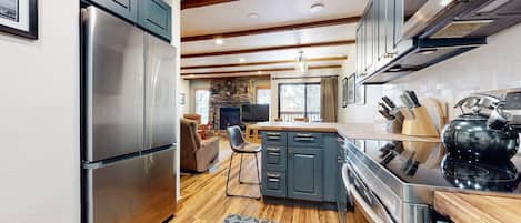 Condo, 3 Bedrooms | Private kitchen | Fridge, oven, coffee/tea maker, toaster