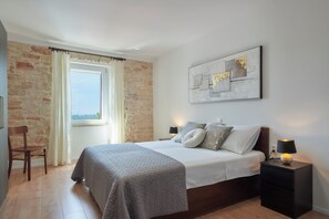 3 عدّة غرف نوم وسرير سفر وواي فاي مجانًا وملاءات أسرّة