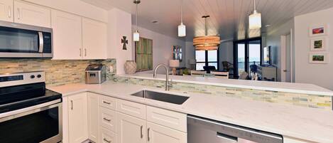 Kühlschrank, Geschirrspüler, Wasserkocher mit Kaffee-/Teezubehör