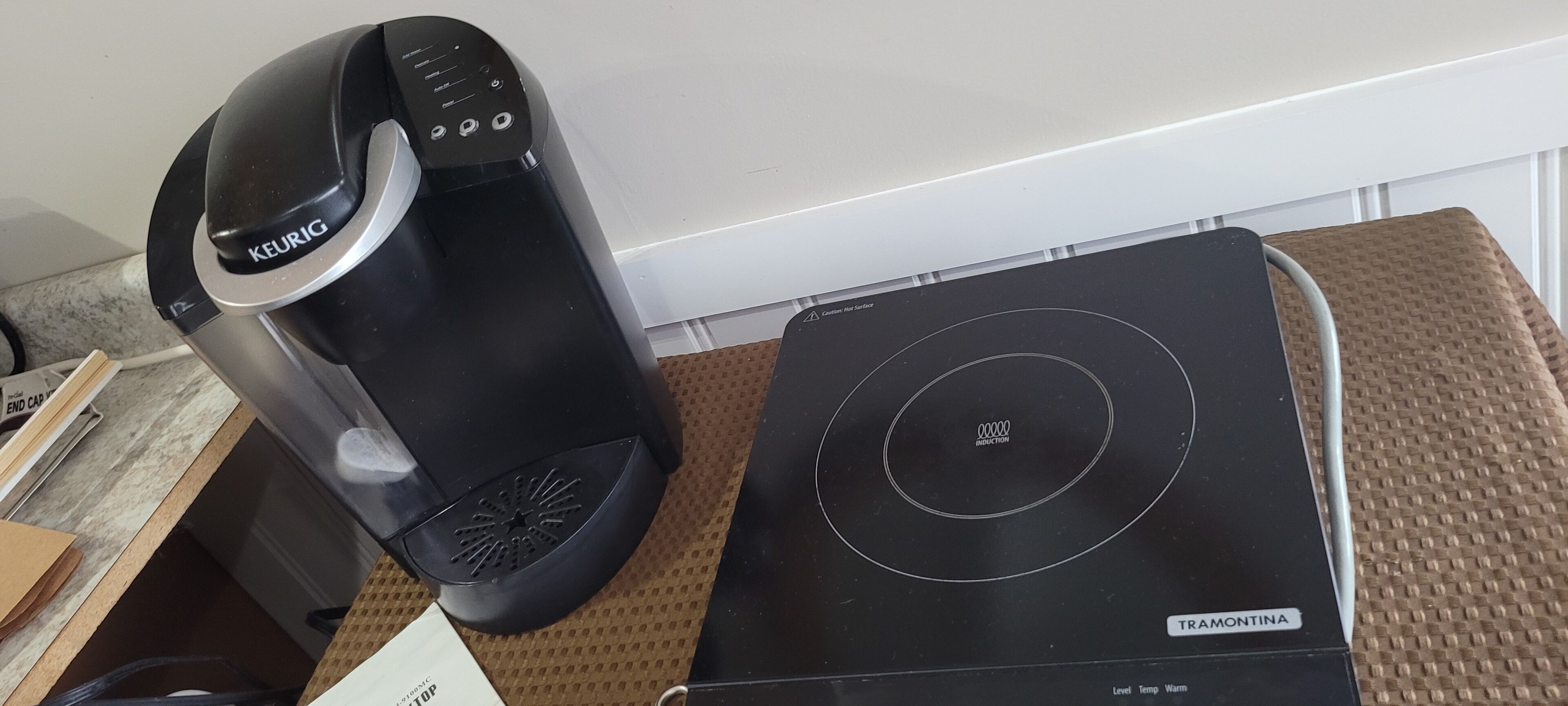 Serene Lake/Fishing Retreat w/outdoor hot tub and indoor Jaccuzzi