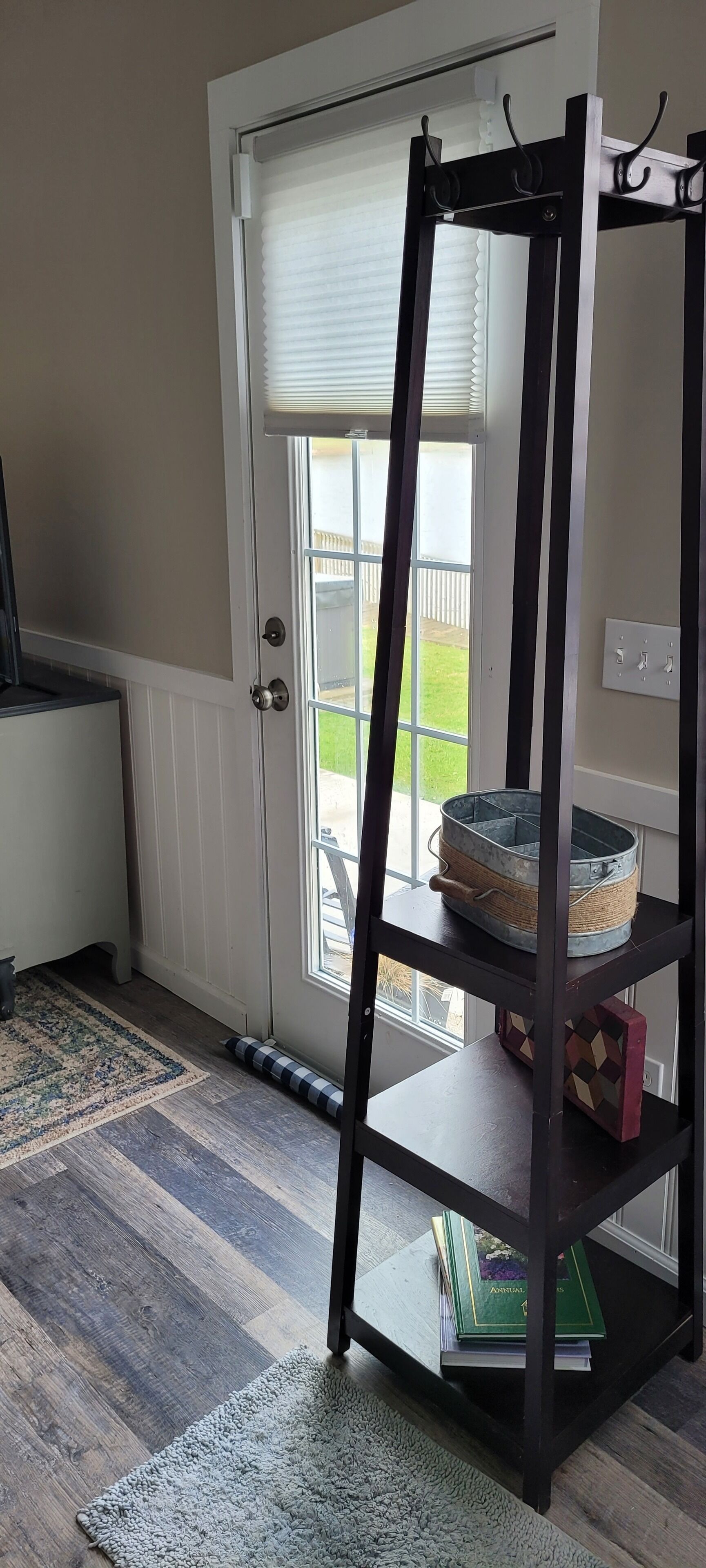 Serene Lake/Fishing Retreat w/outdoor hot tub and indoor Jaccuzzi