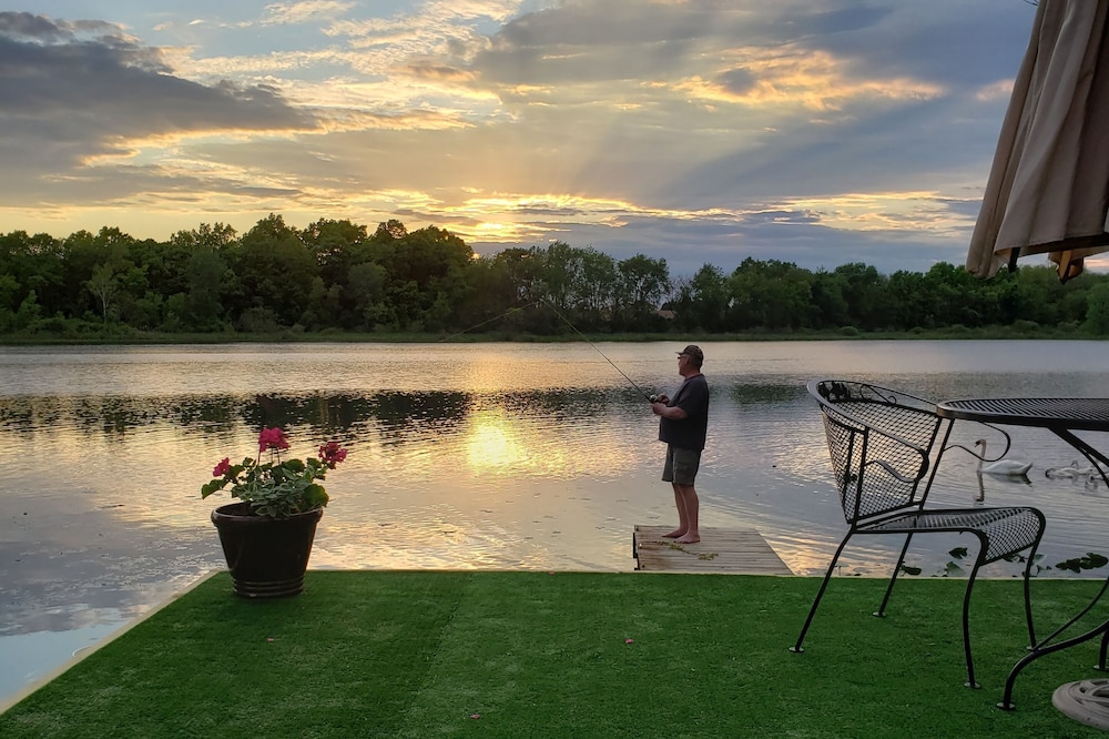 Serene Lake/Fishing Retreat w/outdoor hot tub and indoor Jaccuzzi