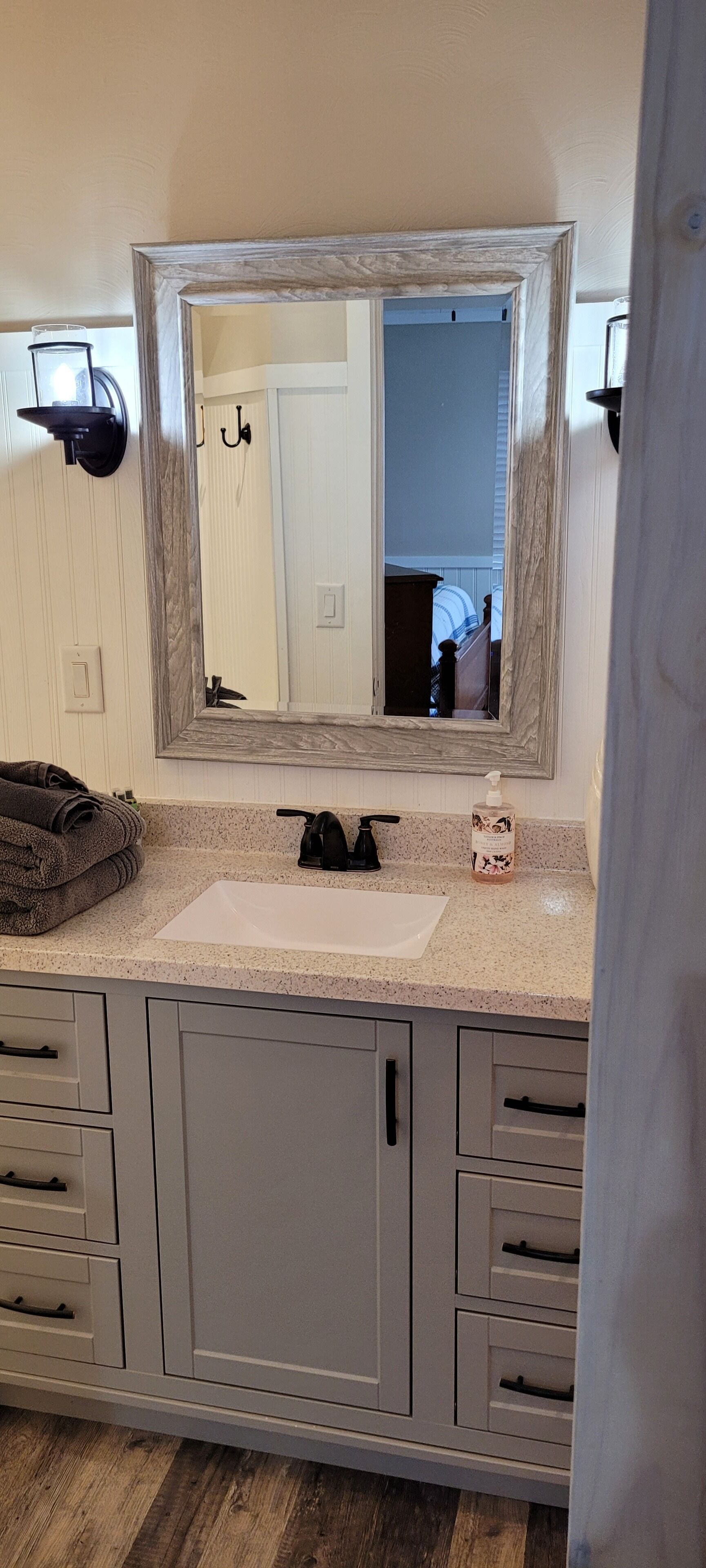 Serene Lake/Fishing Retreat w/outdoor hot tub and indoor Jaccuzzi