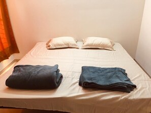 1 slaapkamer, een bureau, een strijkplank/strijkijzer, gratis wifi