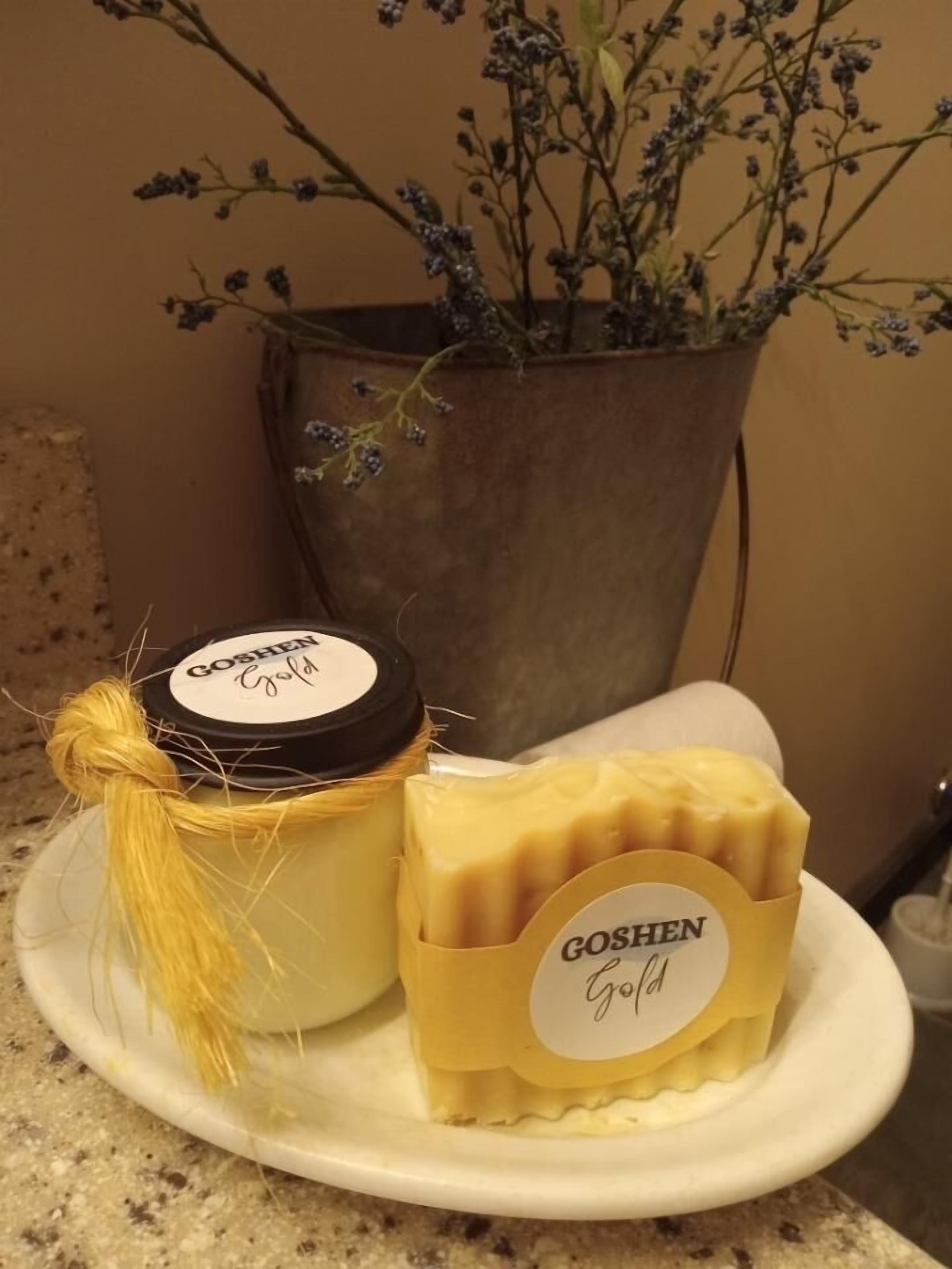 Une assiette avec un pot de miel et un pain de savon étiqueté « GOSHEN Gold ».