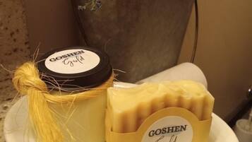 Une assiette avec un pot de miel et un pain de savon étiqueté « GOSHEN Gold ».