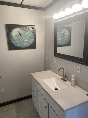 Combined shower/bathtub, towels, toilet paper