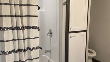 Combined shower/tub, towels, toilet paper