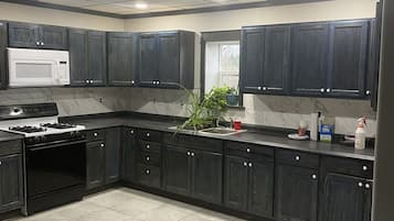 Private kitchen | Fridge, microwave, oven, stovetop