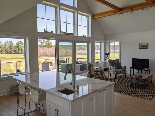 Téléviseur connecté, table de ping-pong, livres