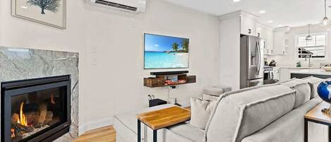 Télévision, cheminée, chaîne hi-fi, espaces bureaux