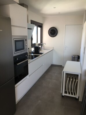 Frigorífico, microondas, horno y placa de cocina