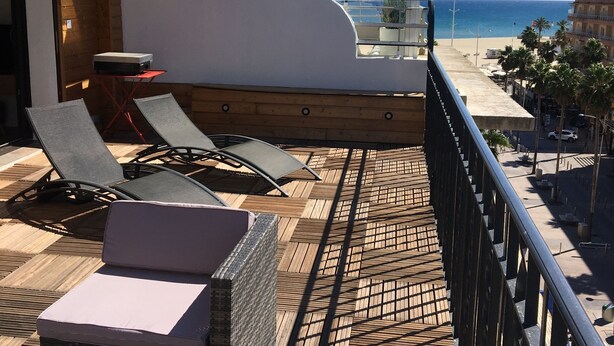 A balcony with lounge chairs and a view of the beach. - Superb apartment with sea and mountain views (Canet-en-Roussillon)