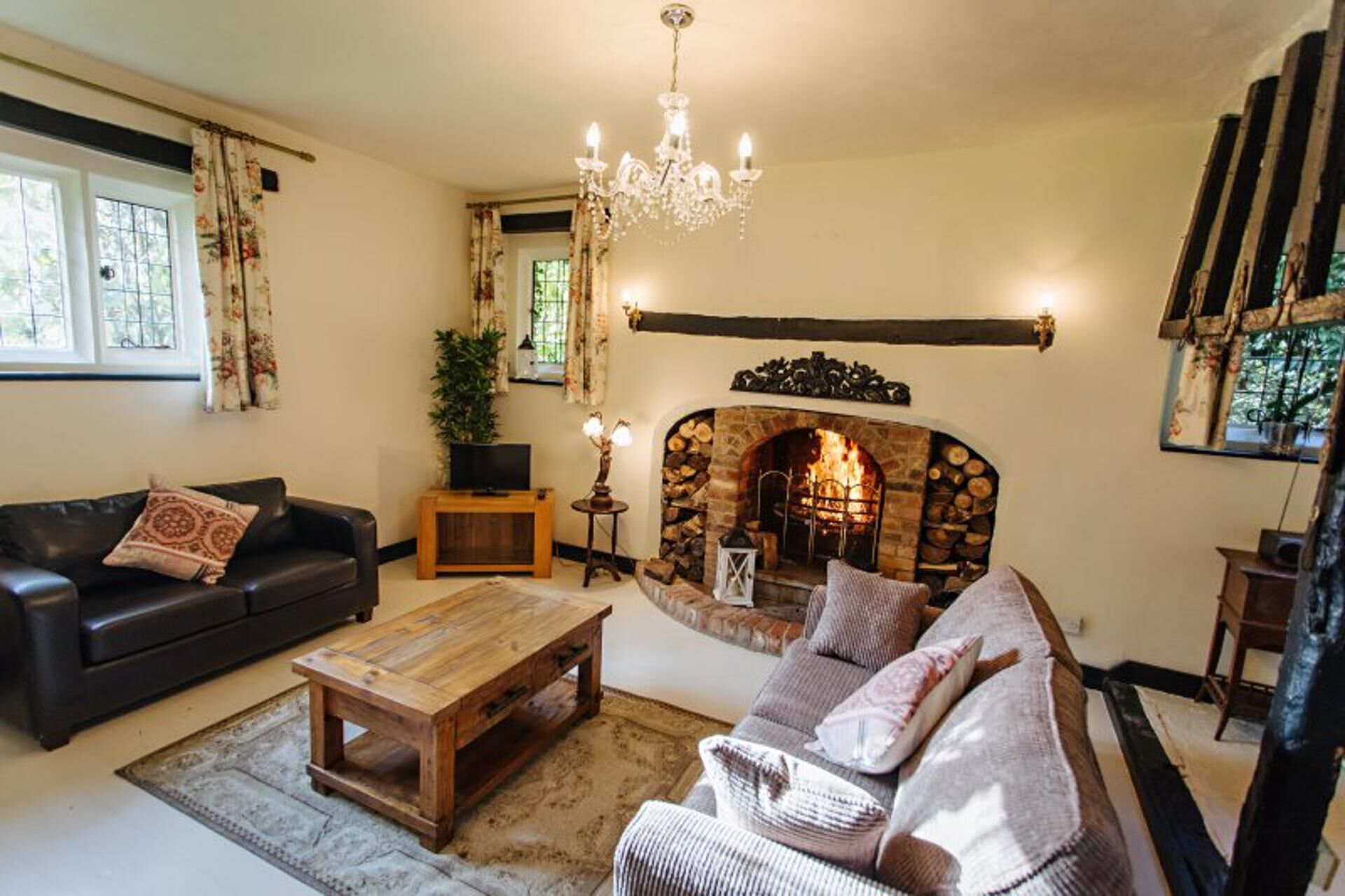 Rumah | Ruang keluarga | Televisi 30-inci dengan saluran TV digital dan perapian