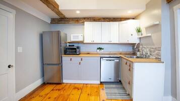 KylskÄp, mikrovÄgsugn, diskmaskin och kaffe- och tebryggare