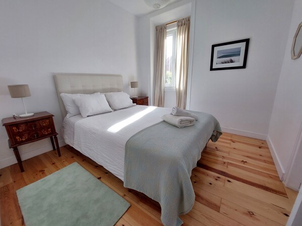 3 Schlafzimmer, Schreibtisch, Bügeleisen/Bügelbrett, Reisekinderbett