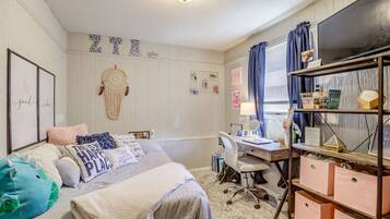 7 makuuhuonetta, työpöytä, ilmainen Wi-Fi, vuodevaatteet