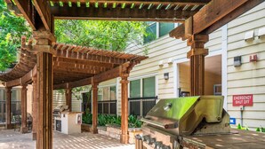 Terrace/patio - Airy SoCo 2BR King Suite w/ GymPickleballLaundry (Austin)