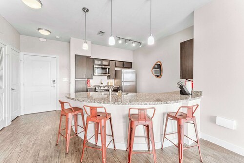 Airy SoCo 2BR King Suite w/ GymPickleballLaundry