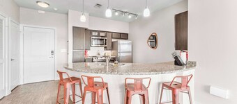 Airy SoCo 2BR King Suite w/ GymPickleballLaundry