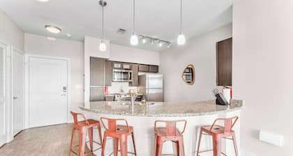 Airy SoCo 2BR King Suite w/ GymPickleballLaundry