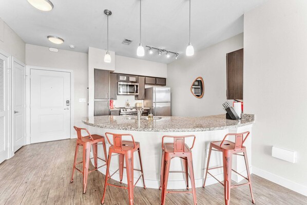 ثلاجة، ميكروويف، فرن، موقد طهي مسطح