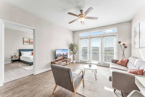 Airy SoCo 2BR King Suite w/ GymPickleballLaundry