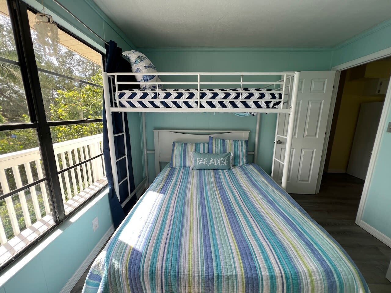 Living Well: Close to the beach and bay, large screened porch...a great value!