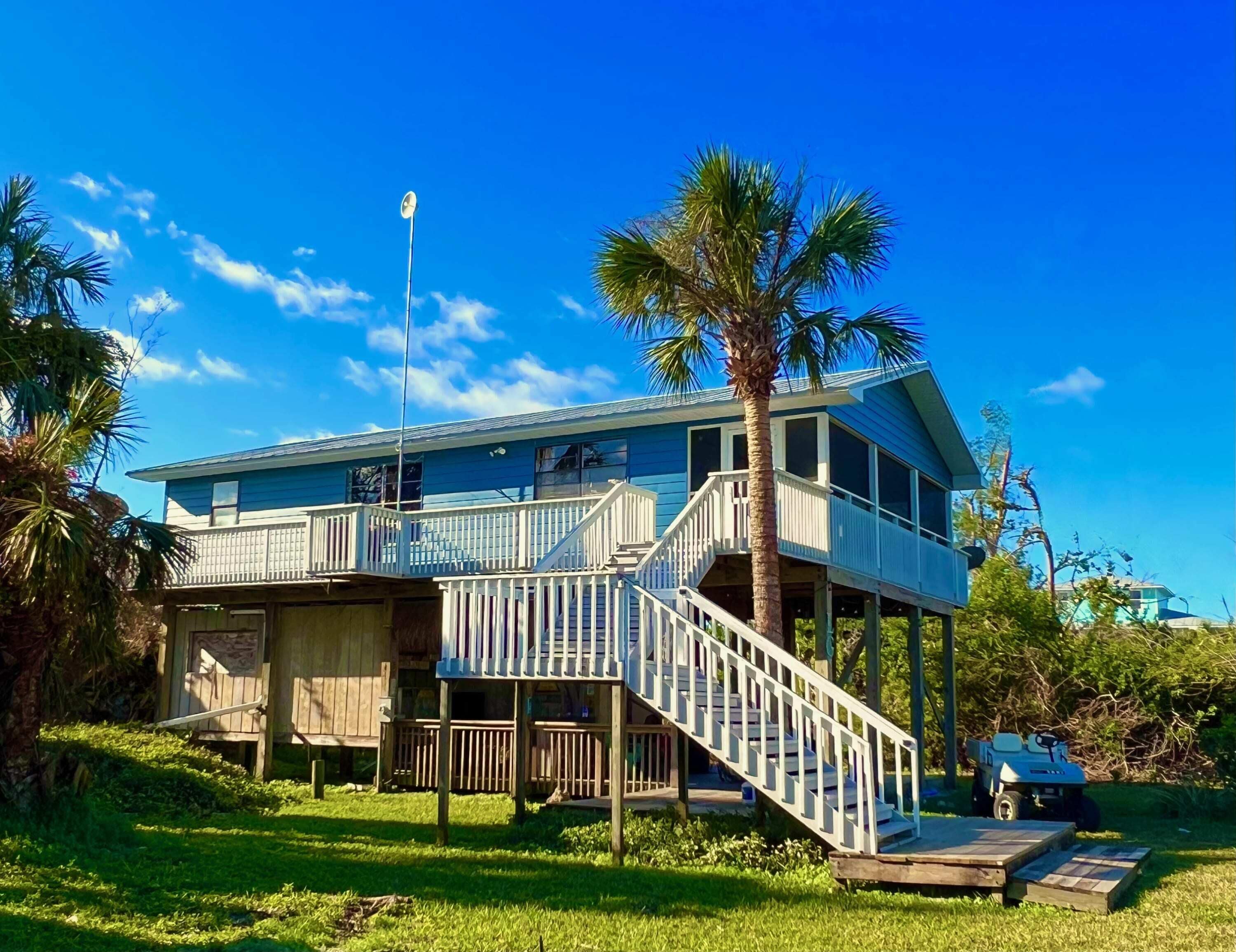 Living Well: Close to the beach and bay, large screened porch...a great value!