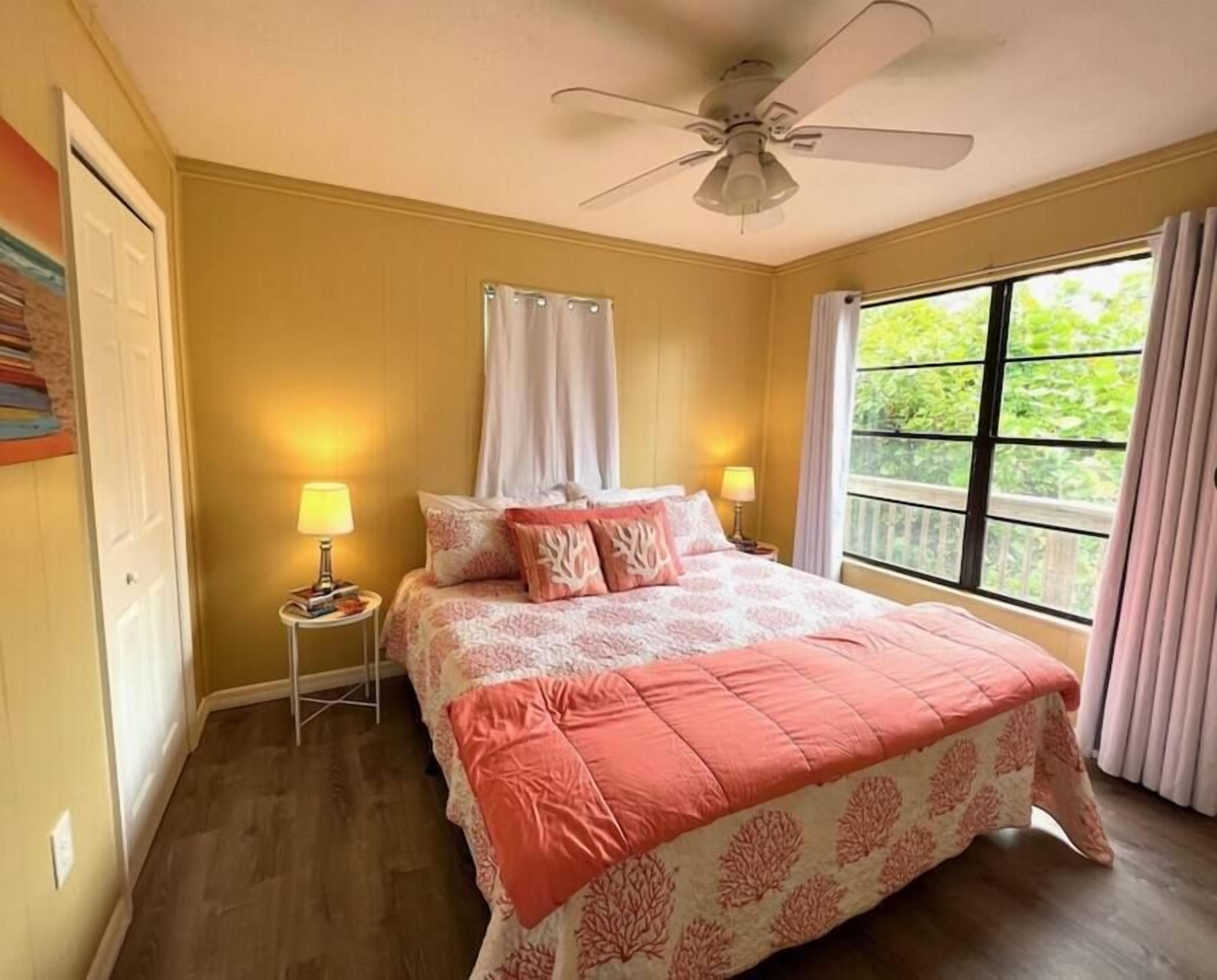 Living Well: Close to the beach and bay, large screened porch...a great value!